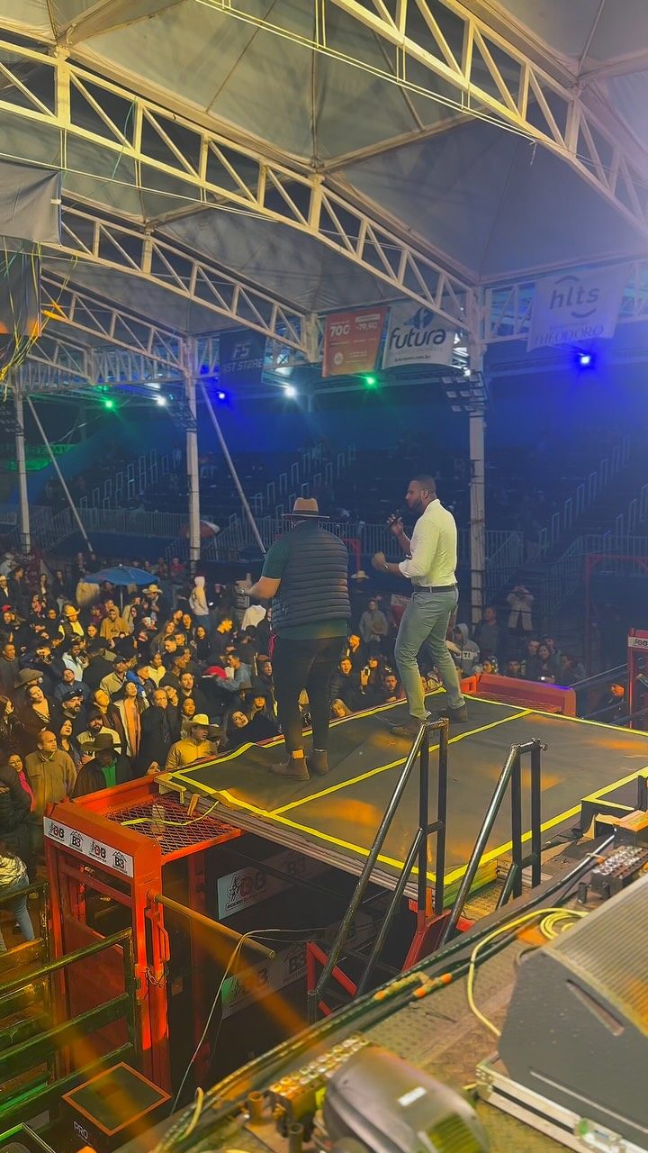 No palco com Guilherme & Benuto