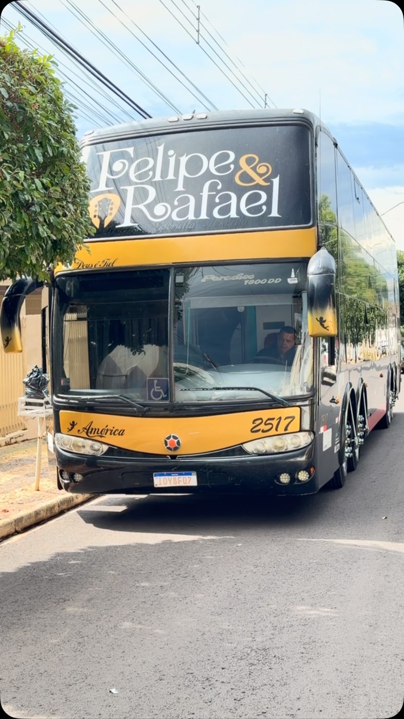 Ônibus da dupla Felipe & Rafael